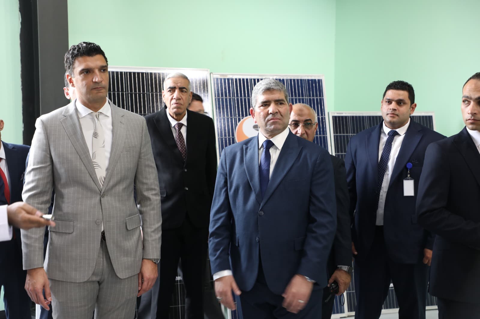 وزير الصناعة يتفقد مصانع الشركة العربية العالمية للبصريات ويطّلع على قدراتها التصنيعية ودورها في دعم المشروعات التنموية وتطوير حلول تكنولوجية تخدم قطاعات البنية التحتية والطاقة والمدن الذكية