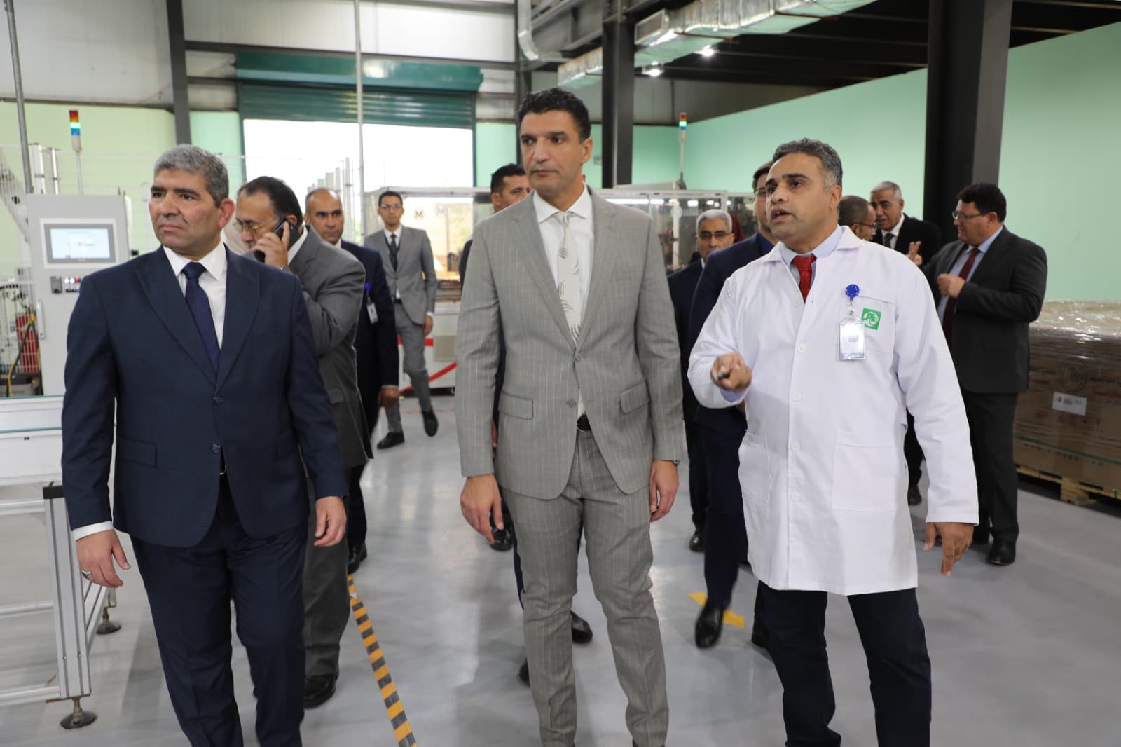 وزير الصناعة يتفقد مصانع الشركة العربية العالمية للبصريات ويطّلع على قدراتها التصنيعية ودورها في دعم المشروعات التنموية وتطوير حلول تكنولوجية تخدم قطاعات البنية التحتية والطاقة والمدن الذكية