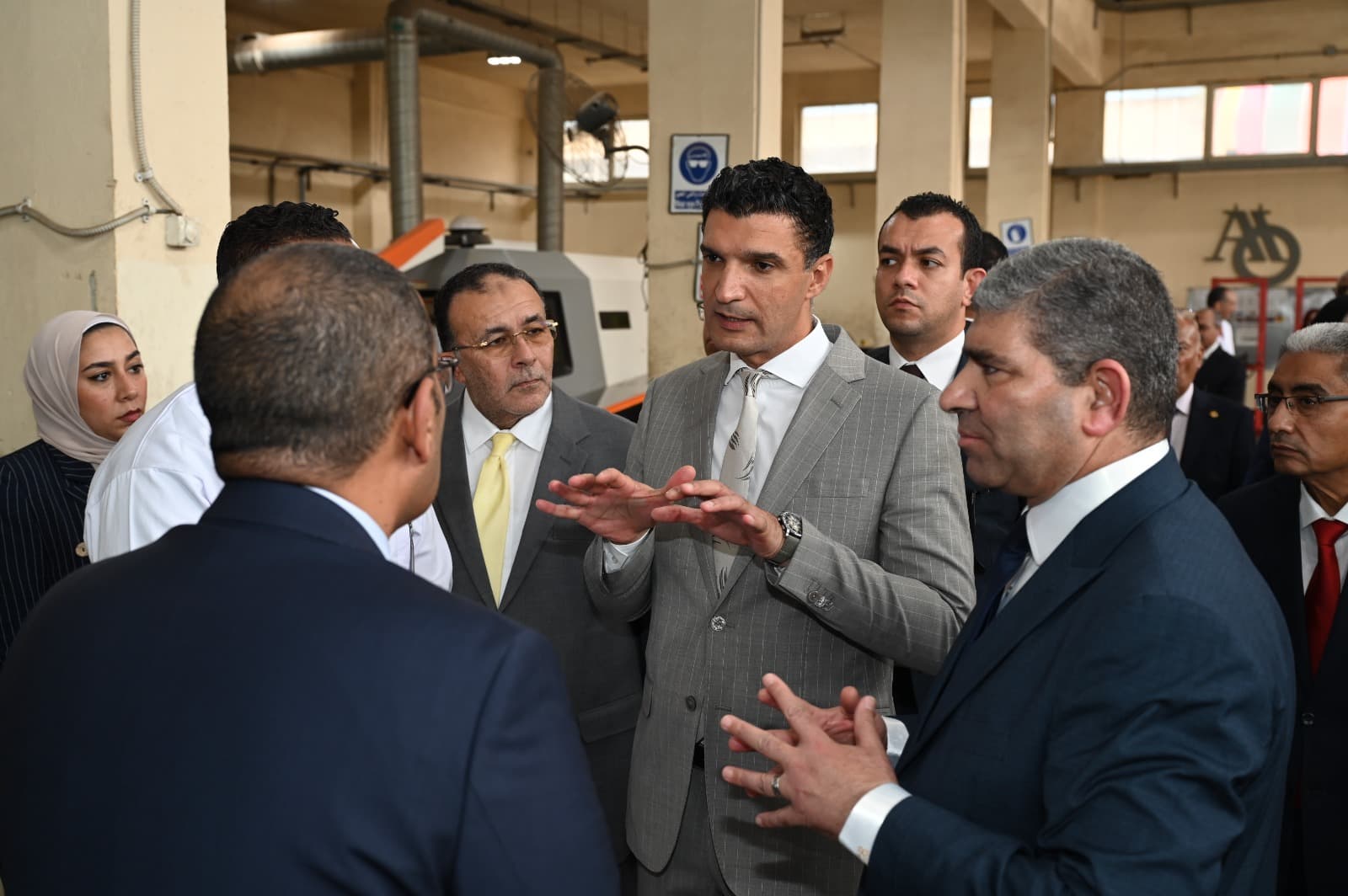 وزير الصناعة يتفقد مصانع الشركة العربية العالمية للبصريات ويطّلع على قدراتها التصنيعية ودورها في دعم المشروعات التنموية وتطوير حلول تكنولوجية تخدم قطاعات البنية التحتية والطاقة والمدن الذكية