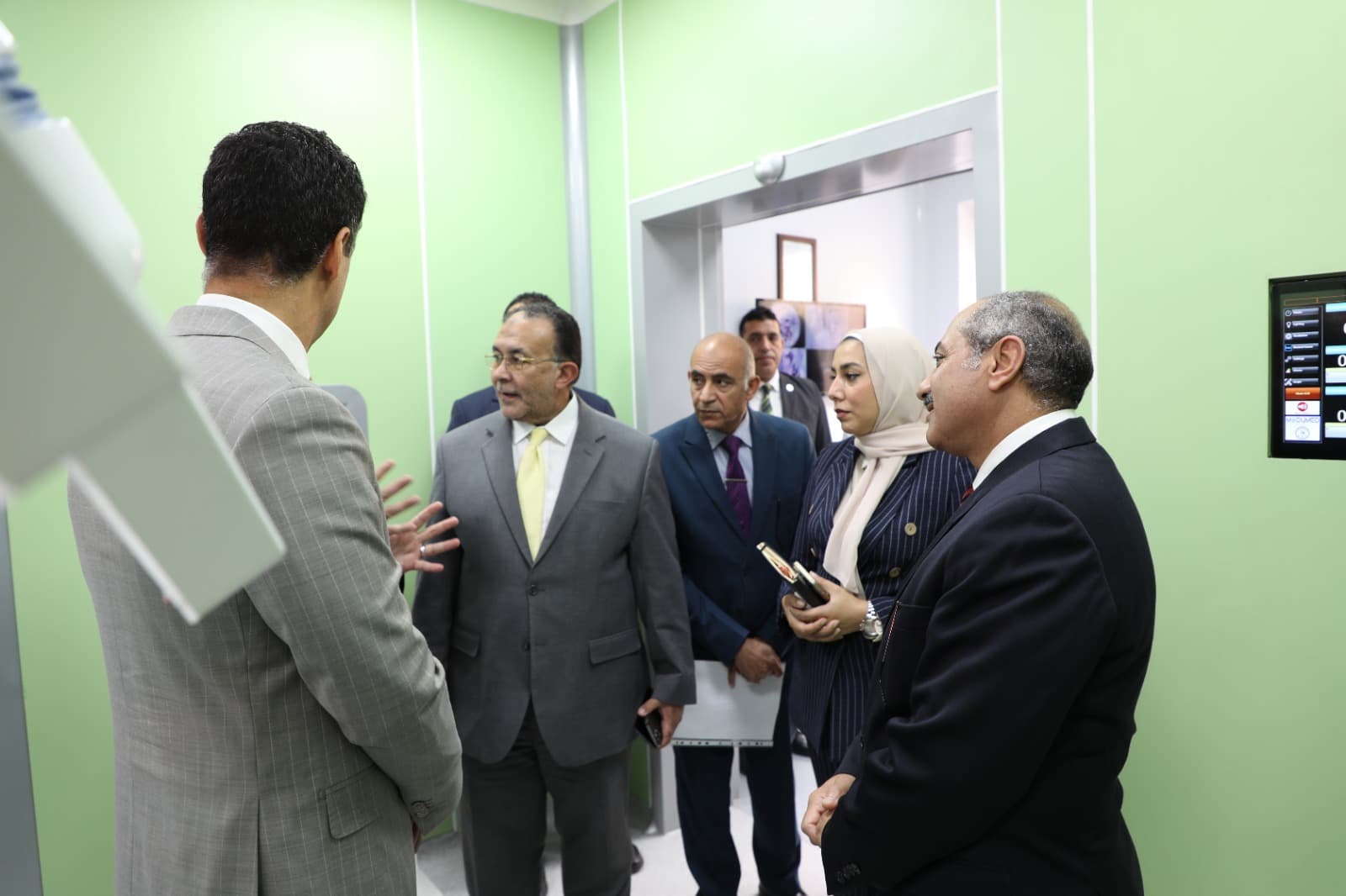 وزير الصناعة يتفقد مصانع الشركة العربية العالمية للبصريات ويطّلع على قدراتها التصنيعية ودورها في دعم المشروعات التنموية وتطوير حلول تكنولوجية تخدم قطاعات البنية التحتية والطاقة والمدن الذكية